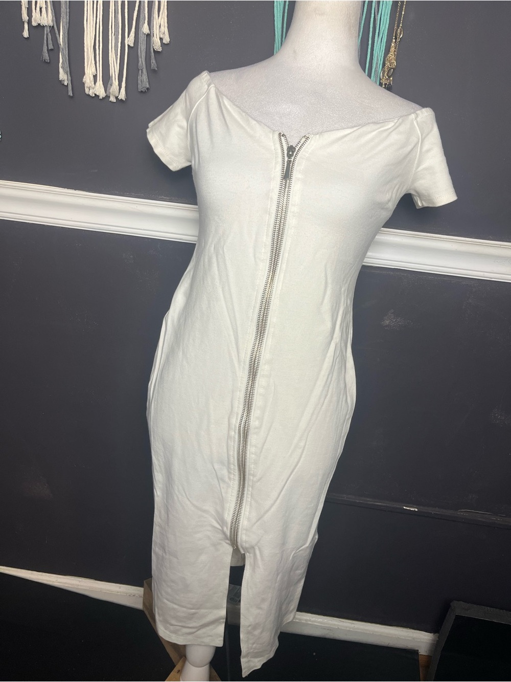 Haute Monde Medium Off-Shoulder Zip-Front White Dress